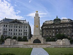 Mémorial soviétique. En arrière-plan à gauche, le bâtiment de la banque CIB. À droite, le palais Dungyerszky