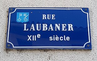 Panneau de la rue Laubaner à Mont-de-Marsan, ainsi nommée en hommage à Pierre de Marsan. Le panneau est orné du blason de Mont-de-Marsan