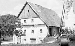 Trnovčeva štala (hlev) z letnico 1865, Zgornje Lome (foto: Fanči Šarf, 1959)