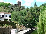 Flussbad mit der Burg im Hintergrund