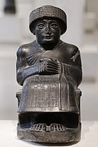 Gudea de Lagash, escultura en diorita, 46 centímetres d'alt, trobada a Telloh (antiga Girsu), Irak, període neo-sumeri, any 2120 aC, Museu del Louvre