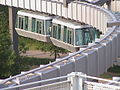 Sky train verbinding tussen het station en de luchthaven