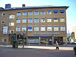 Smedjegatans västra ände med Hoppets torg och Handelsbankens hus från 1944.