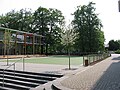 Sportplatz und Neubau aus dem Jahr 2009, im Hintergrund der Pausenhof Nr. 2