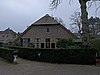 Boerderij, langhuis, rieten dak afgewolfde voorgevel, kleine roeden, halve luiken