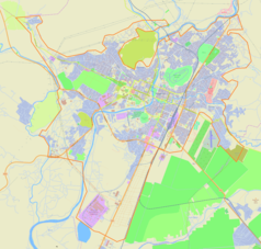 Mapa konturowa Podgoricy, blisko centrum na prawo znajduje się punkt z opisem „Ambasada Rzeczypospolitej Polskiej w Podgoricy”