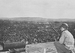 En amerikansk soldat bevogter tyske soldater, som er taget til fange i Ruhrkedlen.