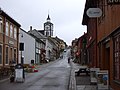 Rue principale et église de Røros.