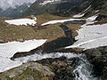 Schneereste und Gerinne im Kar