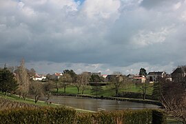 La pièce d'eau vue d'un jardin en hauteur