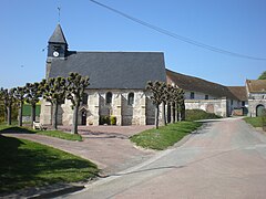 L'église Saint-Martin et la ferme à l'arrière-plan.