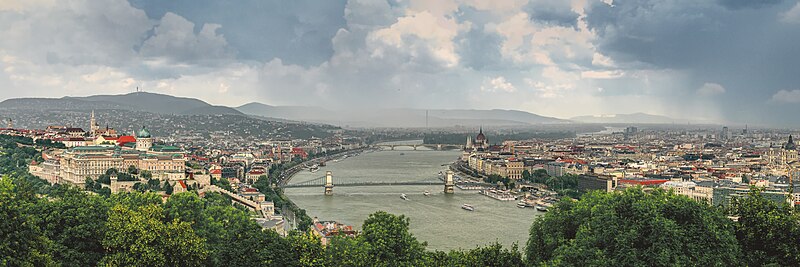 Panorama vido de Budapeŝto je 2018 (maldekstre Buda, meze Danubo, maldekstre Pest