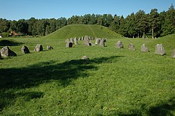 Anundshög med ett par av de fem skeppssättningarna synliga.