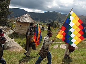 Aimares enarborant la wiphala durant una cerimònia cultural, 2010