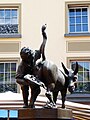 Skulptur mit Dukatenesel auf dem Brunnen des Marktplatzes. (Place de la Libération)