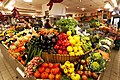 Étal de fruits et légumes aux Halles d'Avignon.