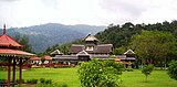 Istana Lama Seri Menanti, Seri Menanti, Negeri Sembilan, berlatarbelakangkan Banjaran Titiwangsa.