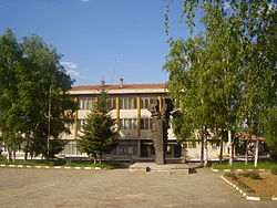 In front of a sculpture in Sovolyano