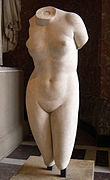 Torse du type de l'Aphrodite de Cnide. Copie romaine d'époque impériale, marbre, IIe siècle de notre ère. Louvre MA 2181