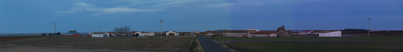 Panorama foto de Aldeaseca de Alba. El la ŝoseo kiu ligas Alba de Tormes kun Aldeaseca.