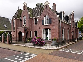 De Doopsgezinde Kerk in Makkum met bijbehorende kosterswoning anno 2011.