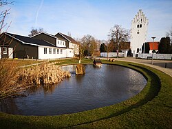 Gadekæret i Vig og kirken i baggrunden