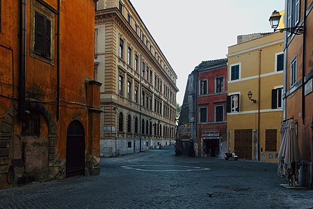 Piazza delle Cinque Scole. Markeringen på torget anger fontänens ursprungliga plats.