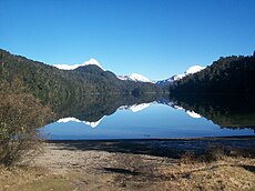 Le lac Espejo Chico se situe entre les lacs Espejo à l'ouest, et Correntoso à l'est. Se trouvant dans une zone de fortes précipitations et très isolée, ses rives sont recouvertes d'un superbe manteau forestier, en fort bon état.