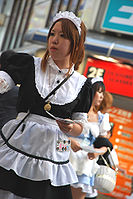 Uniforme noir de style français avec tablier à l'avant.