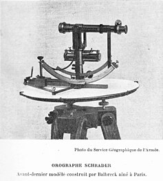 Photographie en noir et blanc d'un instrument de mesure scientifique.