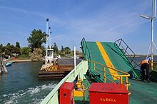 De veerpont naar het Lido verlaat de pontbrug van Santa Maria del Mare