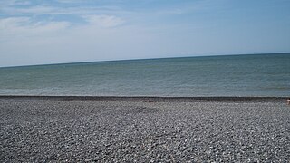 La plage à marée haute.