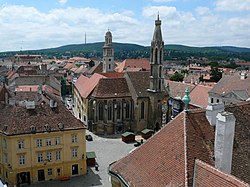 Pohled na Hlavní náměstí (Fő tér), vyfocený z ochozu Požární věže (Tűztorony)