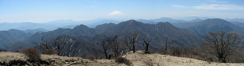 蛭ヶ岳から北西側～南西側の眺望 (2007年4月撮影)