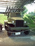 En lastbil av märket Studebaker US-6, med sovjettillverkat raketartilleri på taket, på ett museum i Poznań i Polen.