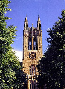 Gasson Hall, no campus da Boston College, em Chestnut Hill, Massachusetts. (1908–1913)