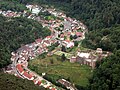 Luchtfoto (2017) van kasteel en dorp Hardenburg , ten westen van Bad Dürkheim