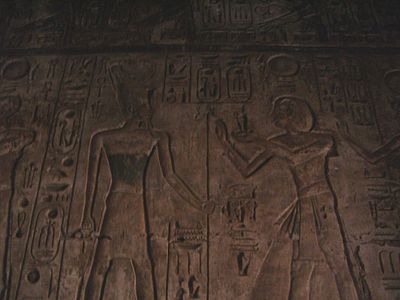 Ramsès IV faisant l'offrande de la Maât au dieu Atoum - Temple de Khonsou de Karnak.