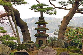 Lanterne dans le jardin Kenroku-en, Kanazawa, préfecture d'Ishikawa, Japon. (définition réelle 2 592 × 1 944)