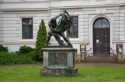 Bältespännarna (nygjutning från 1960-talet) utanför Vänersborgs museum.