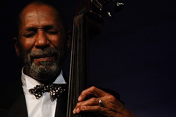 Le contrebassiste de jazz américain Ron Carter sur scène en 2007. (définition réelle 1 504 × 1 000)