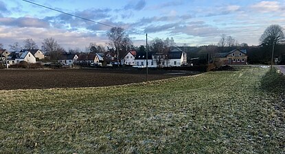 Tånebro sett från väster, backen upp mot Solberga. 14 december 2023.