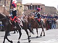 Carabinieri a cavallo con sciarpa azzurra.