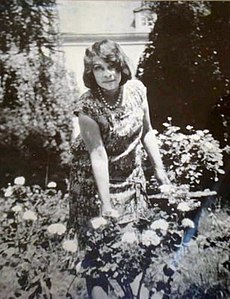 Photographie d'Aurore Dudevant-Sand dans le jardin, devant la maison de Nohant. Collection privée.