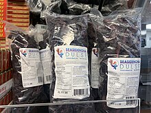 Mehrere gleich aussehende, mit „Dulse“ beschriftete Päckchen aus durchsichtigem Plastik, die dunkelrote getrocknete Algen enthalten, sind offenbar zum Verkauf aufgereiht.