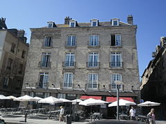 Maison ancienne de type Ventabren sur le quai Henri-IV.