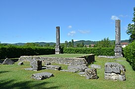 Photographie en couleurs de ruines romaines.