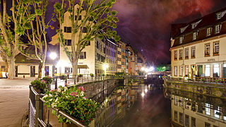 Place Benjamin Zix et le canal de navigation de l'Ill, de nuit.