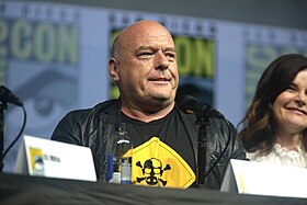 Dean Norris interprète Hank Schrader.