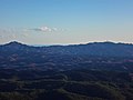 竪破山から神峰山（左）と高鈴山（右）を望む